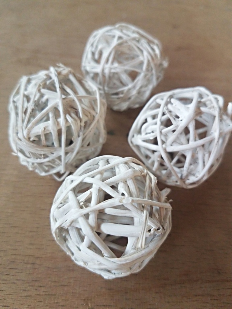 Lata ball 4 cm white pait