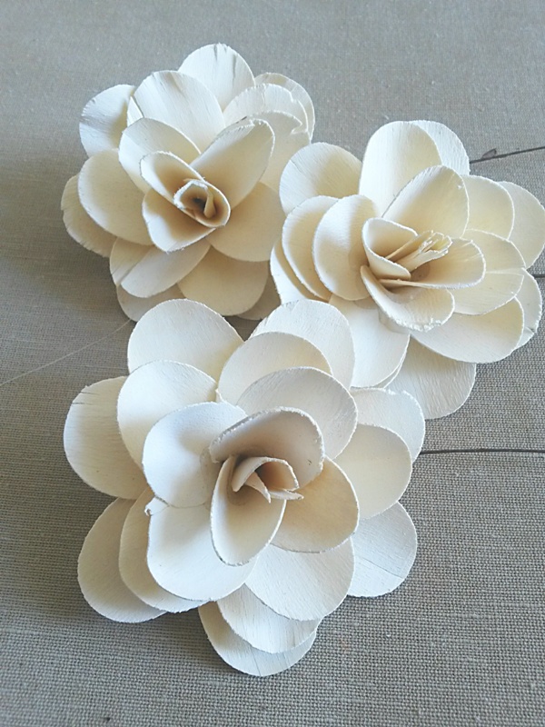 Wooden rose 8 cm stopka bělená