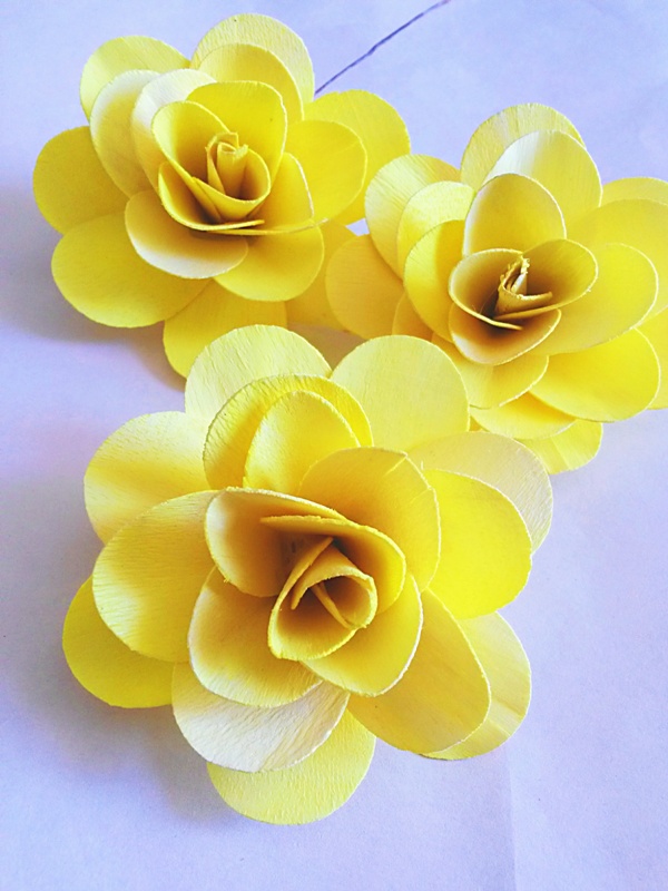 Wooden rose 8 cm stopka žlutá