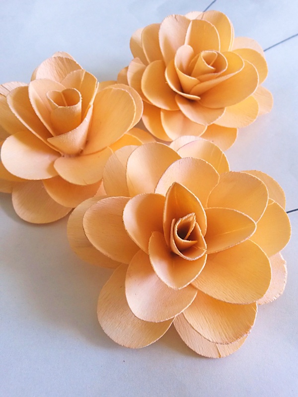 Wooden rose 8 cm stopka krémová
